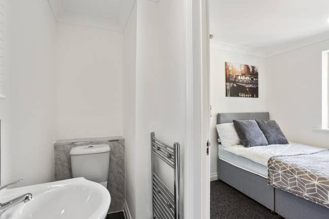 Modern Studio and Ensuite in Deerlap - PE3 Main Photo