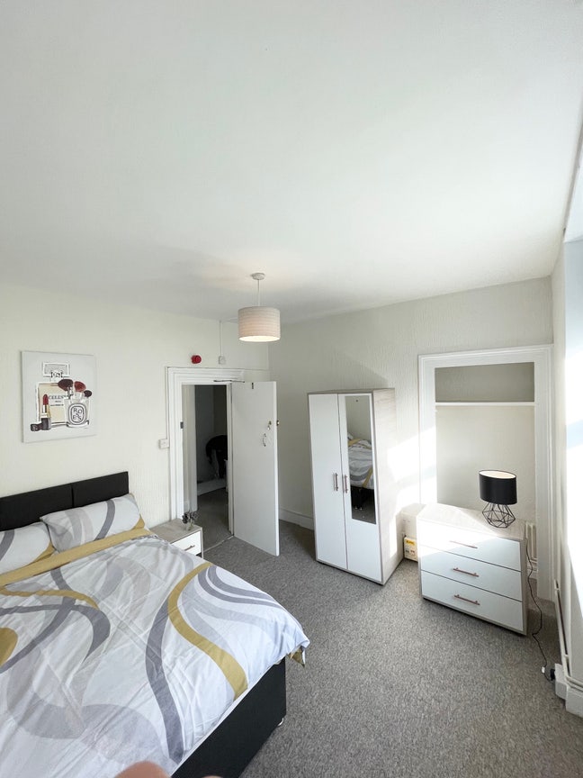 Large Double Room &pound;520 inc. Bills Main Photo