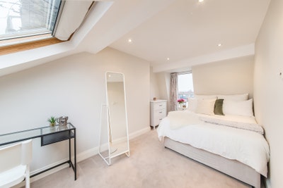 Lovely Rooms available for Short Let in Wandsworth Main Photo