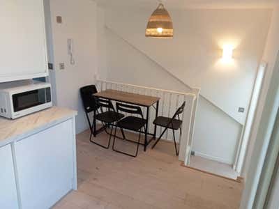 Top Floor Modern 2-Bed Flat in Zone 2 | All-Inclus Main Photo