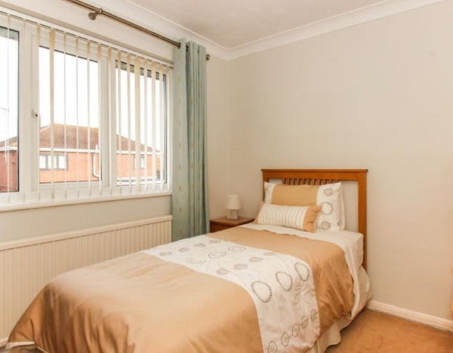 Single room in house share Main Photo