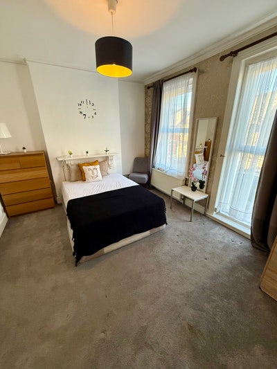 #Spacious Double Room | Clean & Quiet House  Main Photo