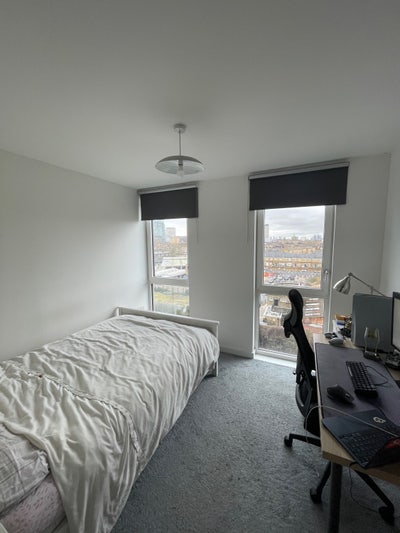 Spacious double room near Canary! Main Photo