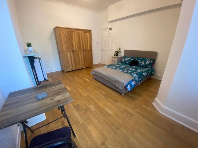 Fully refurbished extra large room in town centre Main Photo