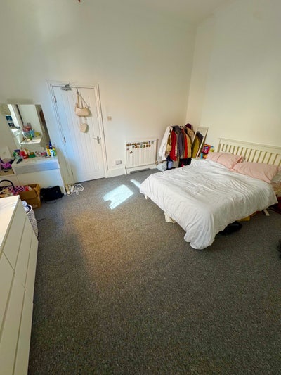 Spacious Double Room in Seaview Apartment Main Photo