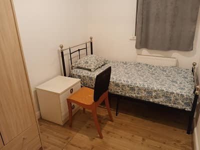 Single room is available for rent in - TW2 7LD Main Photo