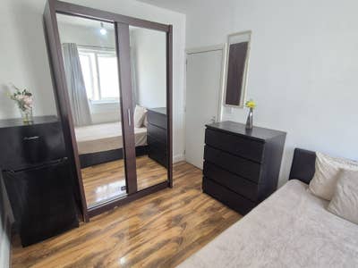 Comfortable large single room with dbl bed Main Photo