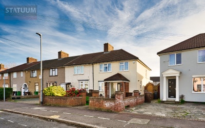 Gorgeous 3 Bed Semi-Detached House in RM9 Main Photo