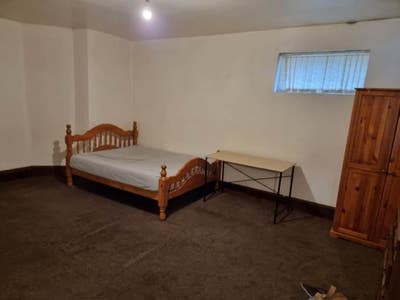 Double Room is available for rent in - BD8 7BG Main Photo