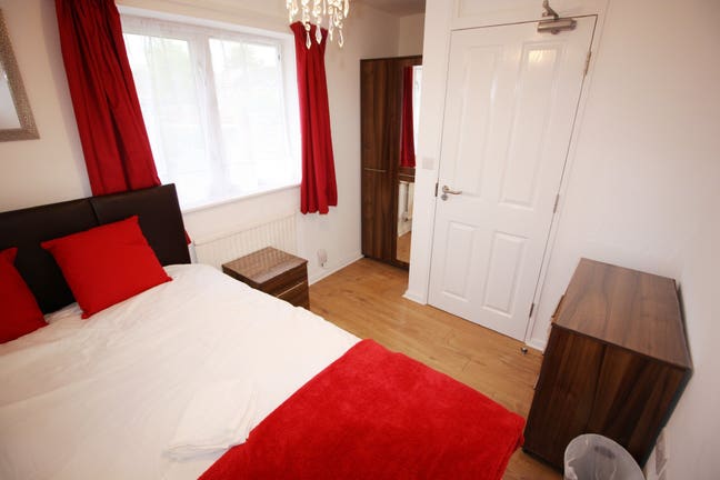 Furnished Double Room Near Town Centre & Station Main Photo