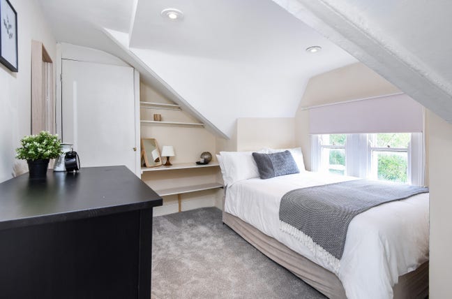 Amazing Top Floor Room  Main Photo