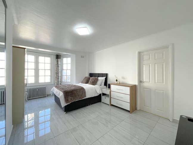 New Flat 4 Great Rooms Ready Now ! Main Photo