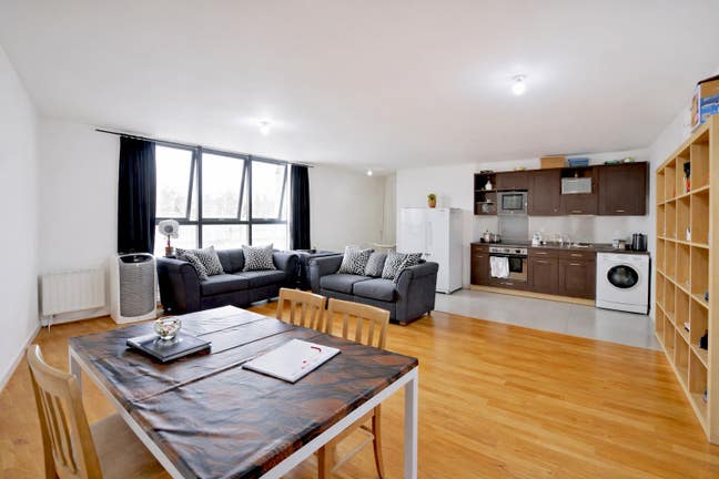 Spacious 2 Bed & 2 Bath Flat Available - Greenwich Main Photo