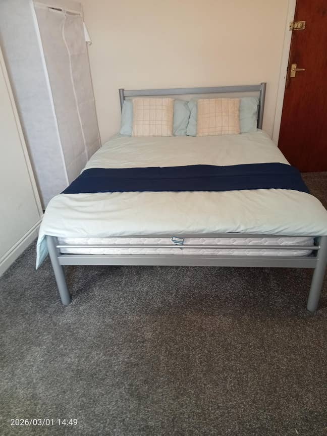 Large  room. Own shower room / toilet . Ref CS1  Main Photo