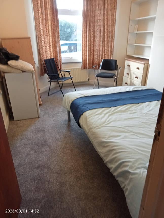 Large Double room. Own shower and toilet Ref CS1  Main Photo