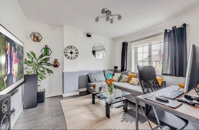 One bedroom first floor maisonette (unfurnished) Main Photo