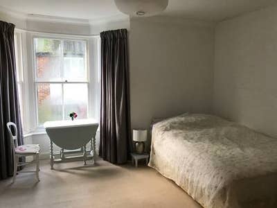 Large double room, en suit, in mainly empty house Main Photo