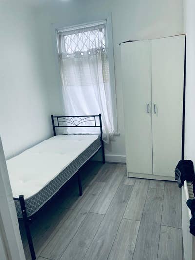 Single Room with Private Toilet to Let –  IG3 8BE Main Photo