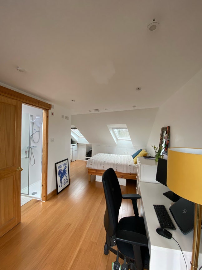 Bright, spacious, ensuite room with kitchenette Main Photo