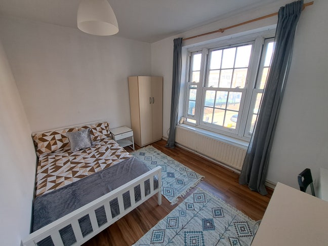 💥Amzing Room in Amazing Location NOW in OVAL💥 Main Photo