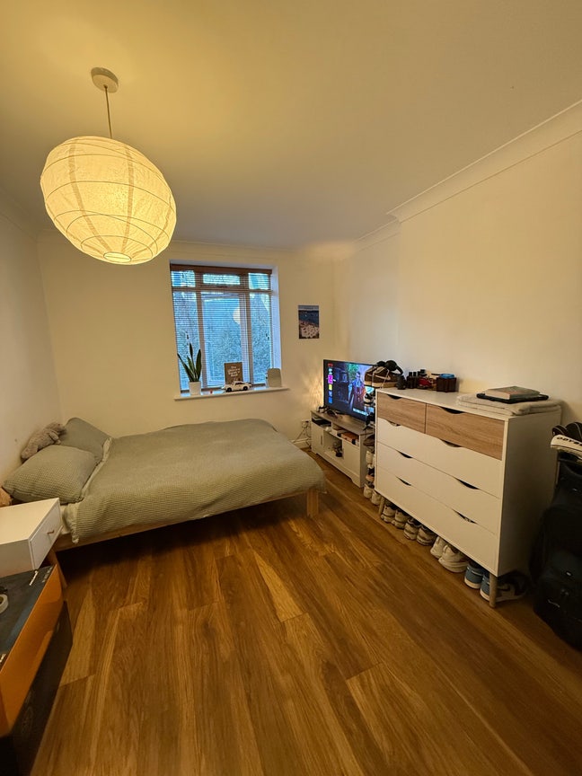 Spacious double bedroom  Main Photo