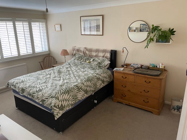 Large Double Room with built in Wardrobes  Main Photo