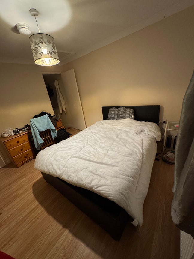 Spacious Double room with walk in Wardrobe Main Photo