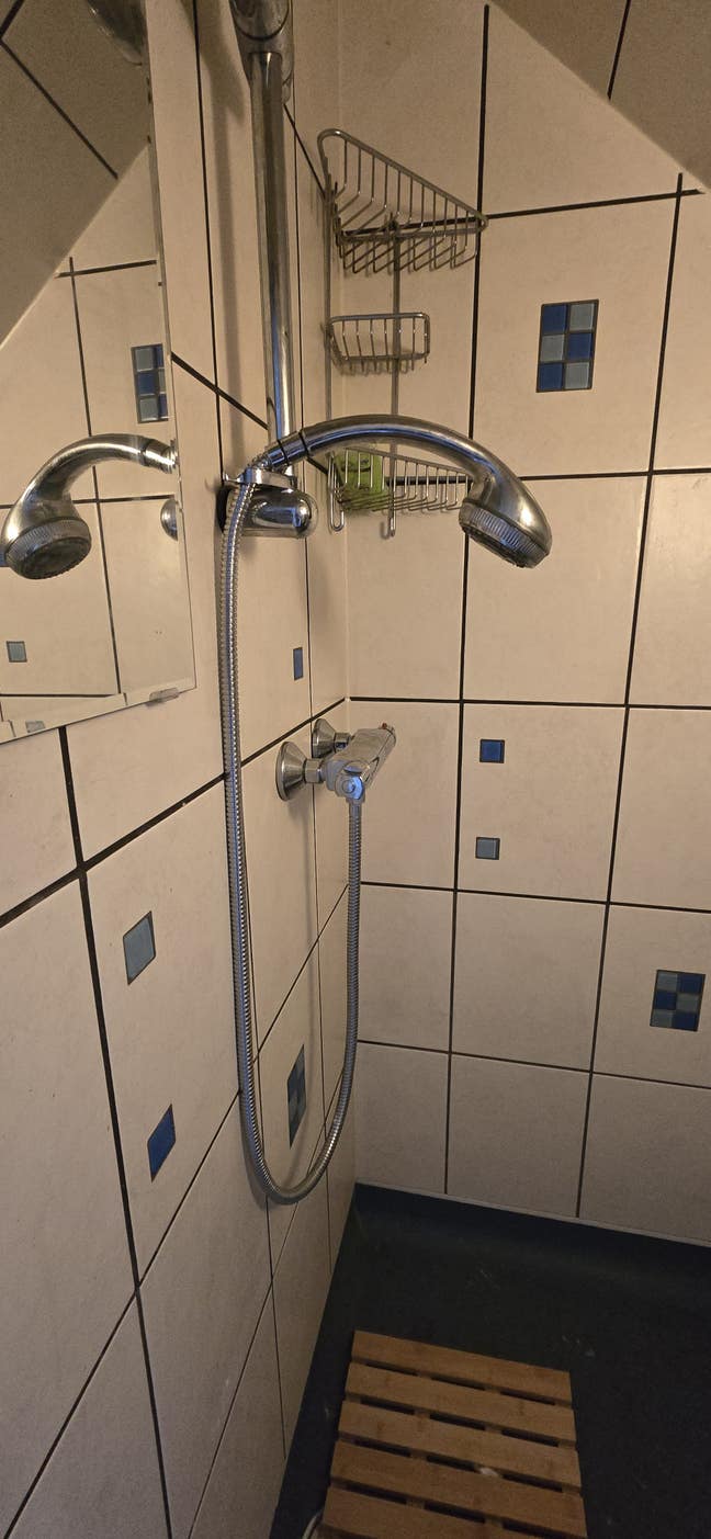 Large room with en suite Main Photo