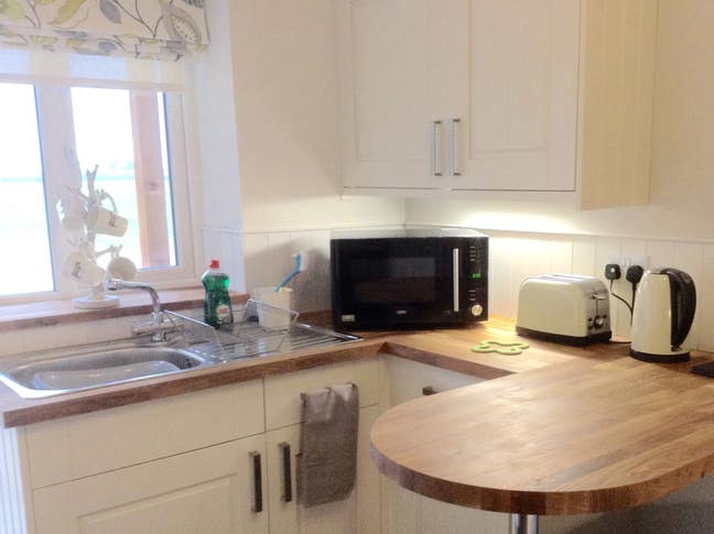 Self Contained Bedsit Room with en-suite Main Photo