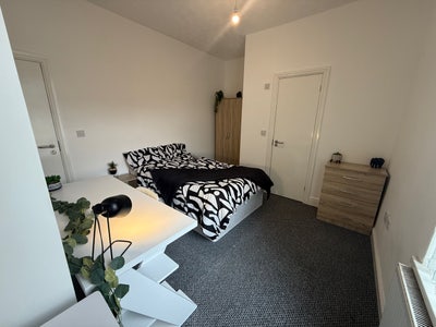 Spacious En-Suite - Prime ST4 Location Main Photo