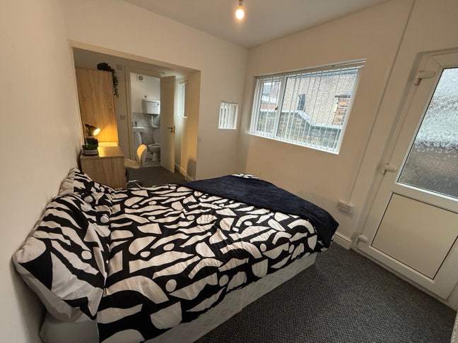 Spacious En-Suite - Prime ST4 Location Main Photo