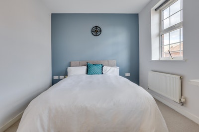 Lovely double room in lovely estate  Main Photo