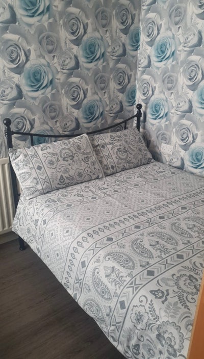 Spacious double room in Edinburgh city centre  Main Photo