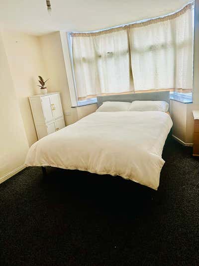 Spacious Double Bedroom in Prime Location  Main Photo