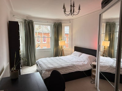 En suite room 1 minute away from district line! Main Photo