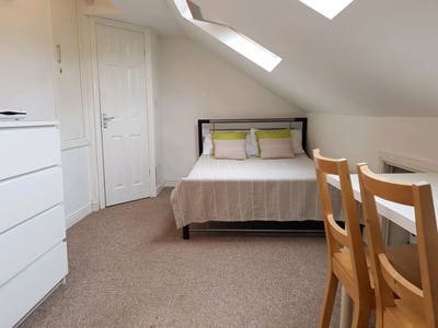  LOFT ensuite room ,parking  & Near Train st Main Photo