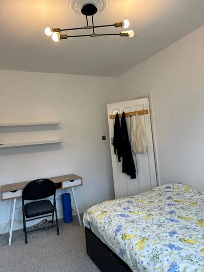 Spacious and Quiet Double Bedroom Main Photo