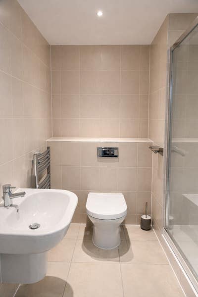 Large Double Room with En Suite Main Photo