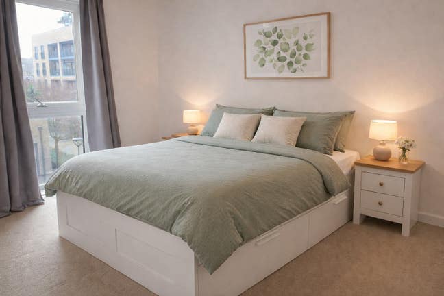 Large Double Room with En Suite Main Photo