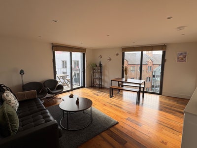 Large, Sunny (South) King Bedroom in Angel Main Photo