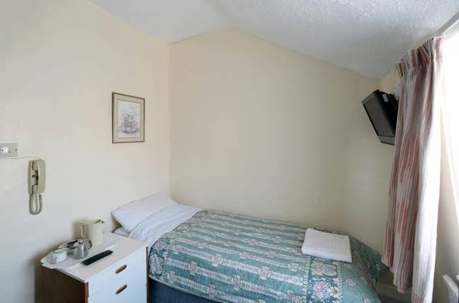 Furnished self contained Bedsit Dunfermline. Main Photo