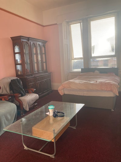 Bright Large room for a female student to rent  Main Photo