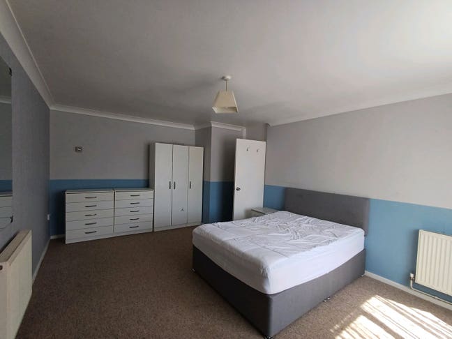Large double room for 2 pinnacles/Staple Tye area. Main Photo