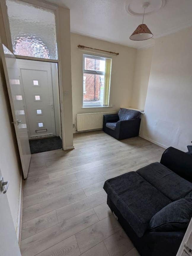 Spacious 2-bed house in Abbey Hey, Manchester, M18 Main Photo