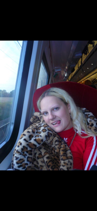 Professional woman looking for a room! Main Photo