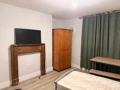 Room to rent in IP2 Main Photo