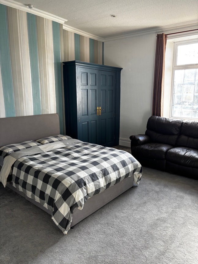 Large Room in Well Maintained Home Main Photo