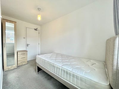 Single room in Hawkins Road, Tilgate Main Photo