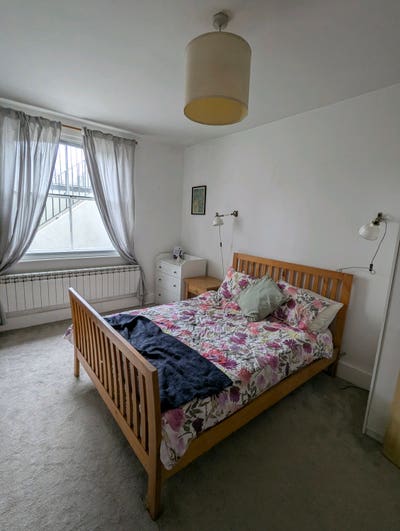 Lovely large room (with en suite and resident cat) Main Photo