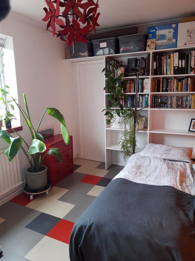 Quiet room with desk, MON-THU 3-4 nights p/week Main Photo